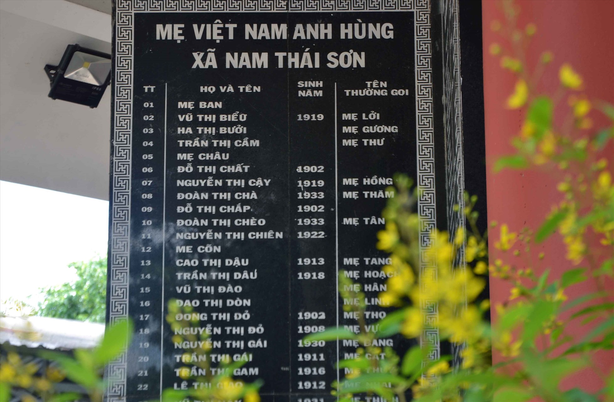 Và nhà bia lưu niệm Mẹ Việt Nam Anh hùng và các Anh hùng liệt sĩ của đất Nam Thái Sơn. Ảnh: Lâm Điền