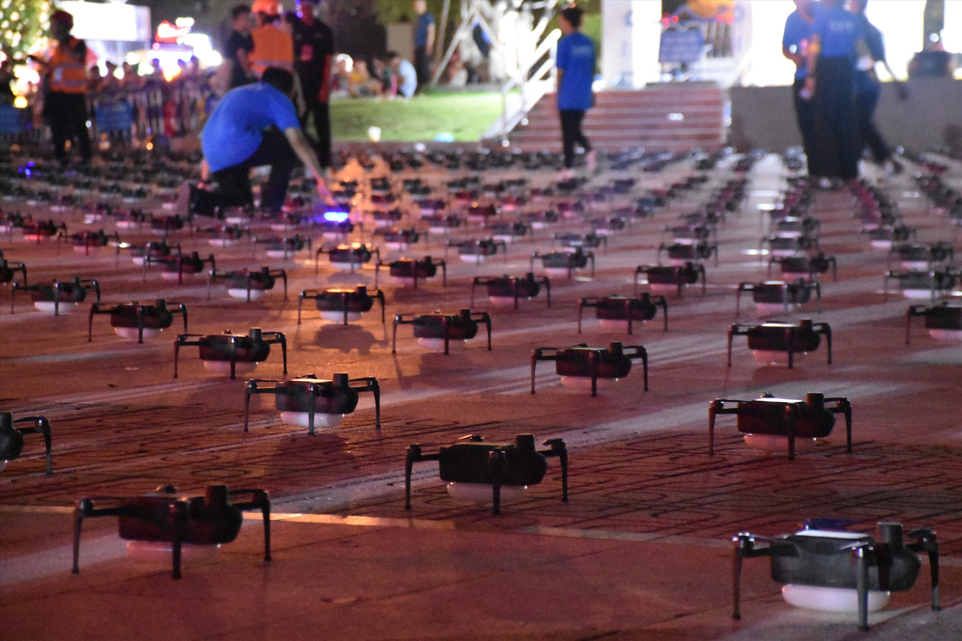 Các drone light được sắp xếp để tạo thành các hình dạng với các hiệu ứng ánh sáng rực rỡ. Ảnh: Hữu Long