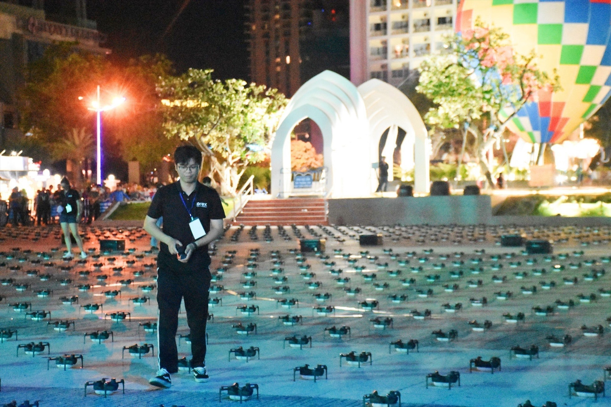 Công tác chuẩn bị cho màn biểu diễn drone light trong đêm hội Festival Biển Nha Trang đã sẵn sàng. Ảnh: Hữu Long
