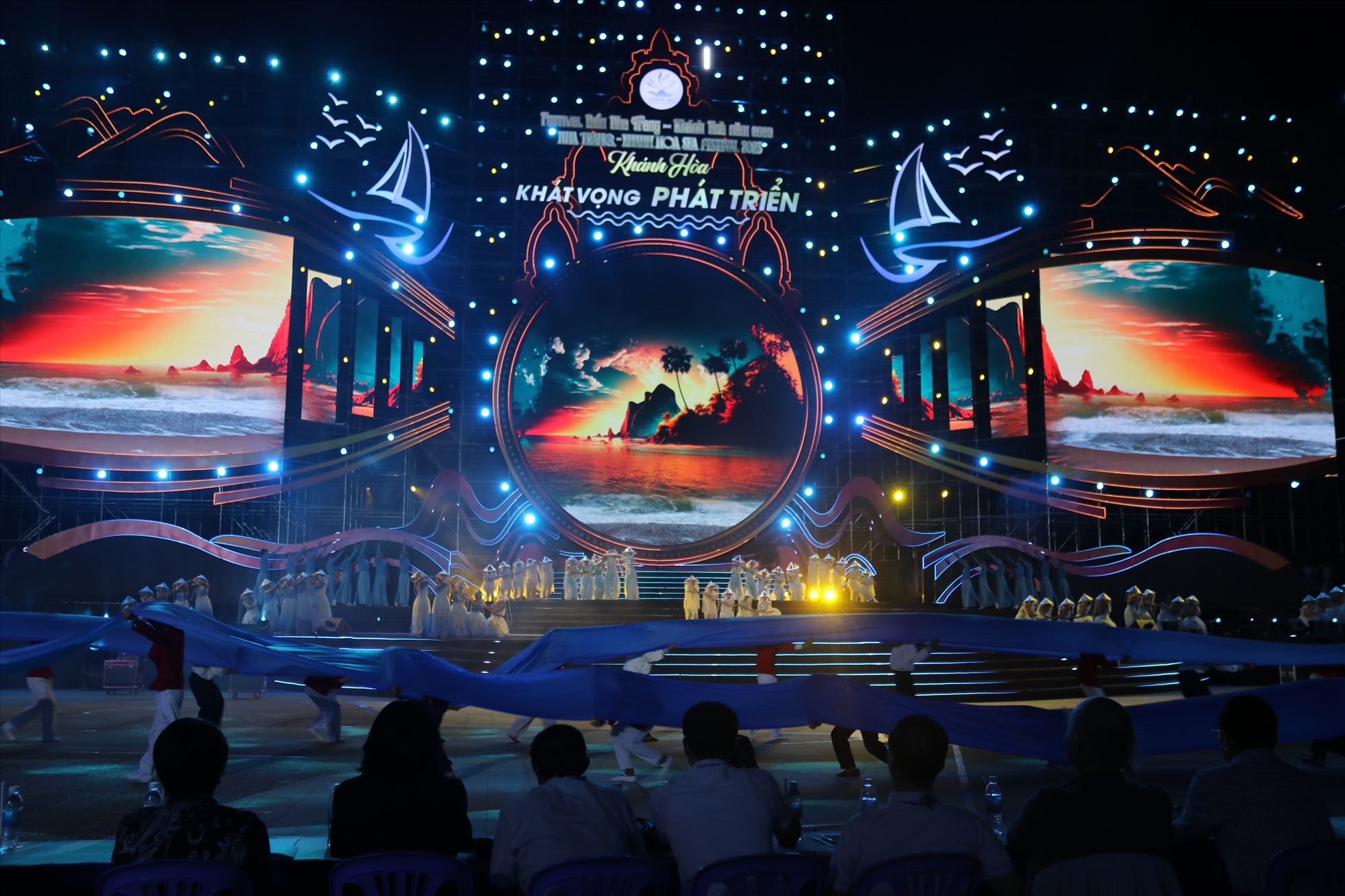 Không gian sân khấu bên bờ biển lớn nhất từ trước đến nay trong các kì Festival biển Nha Trang- Khánh Hòa. Ảnh: Phương Linh