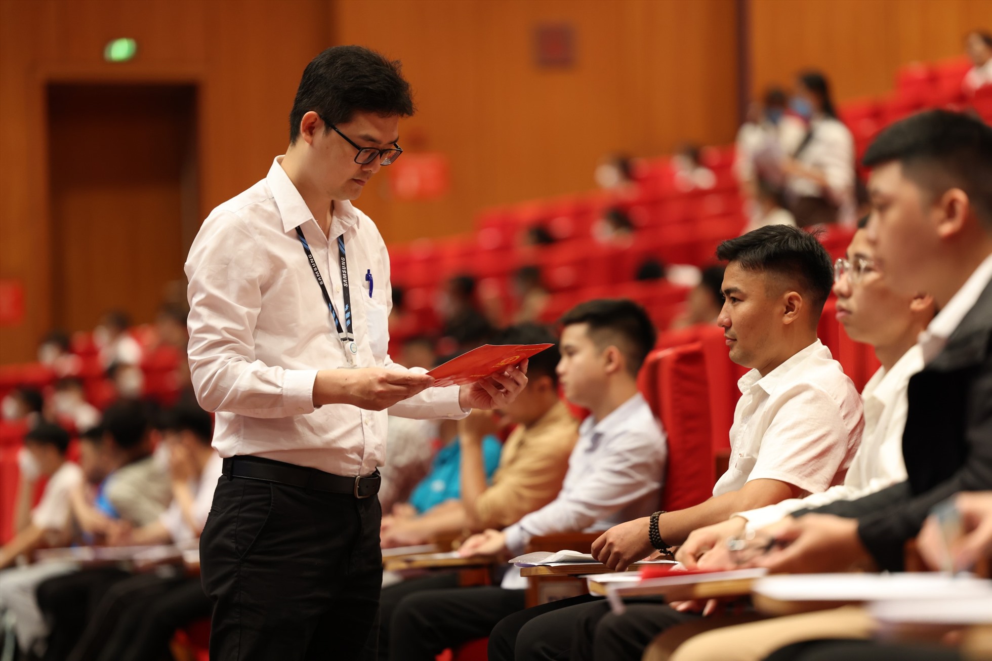 Các thí sinh  nhận được sự hỗ trợ từ các giám thị khi tham gia vòng thi GSA. Ảnh: Lương Hạnh.