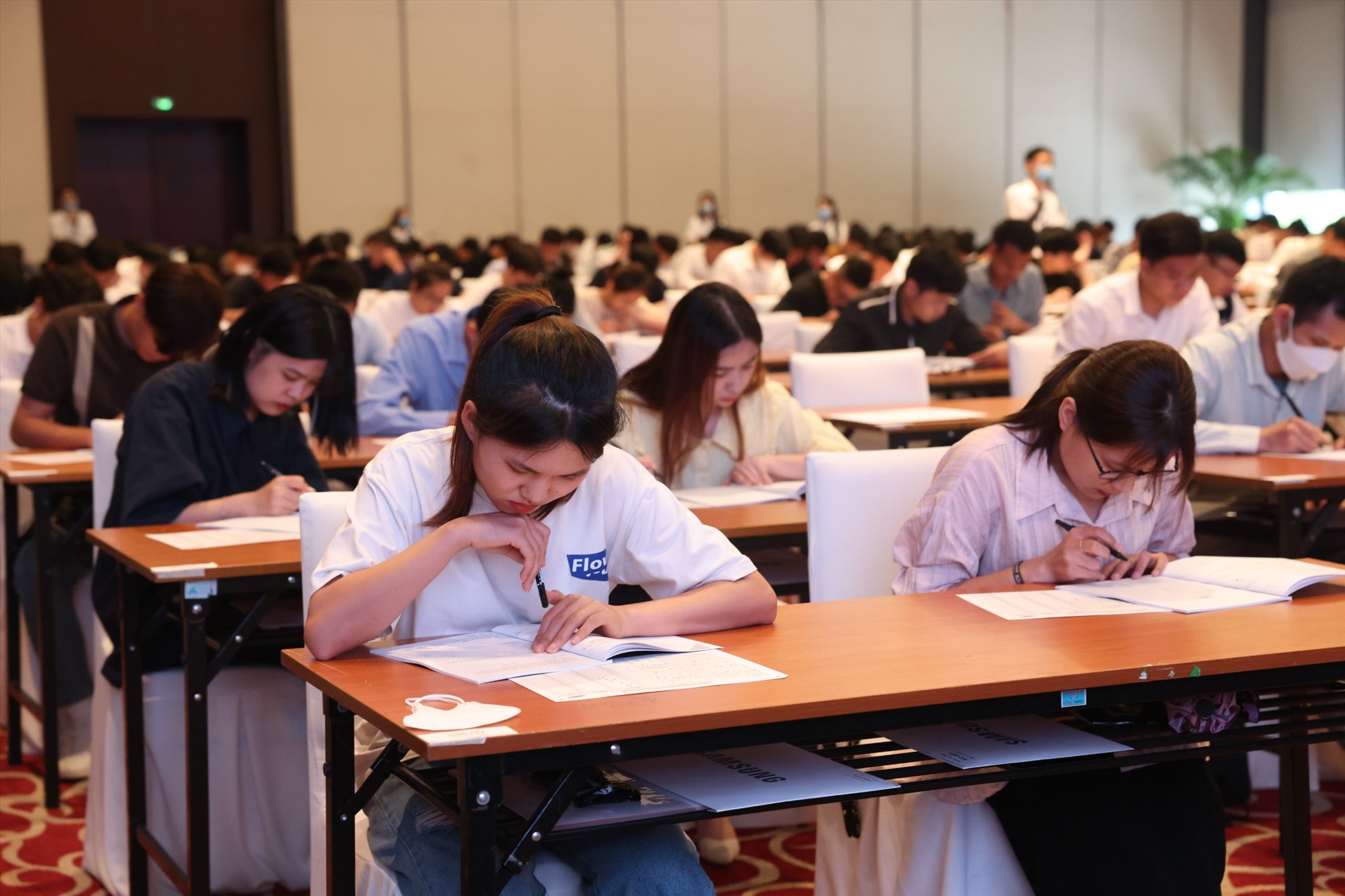 Hình ảnh các thí sinh tập trung cao độ để hoàn thành bài thi GSAT. Ảnh: Lương Hạnh.