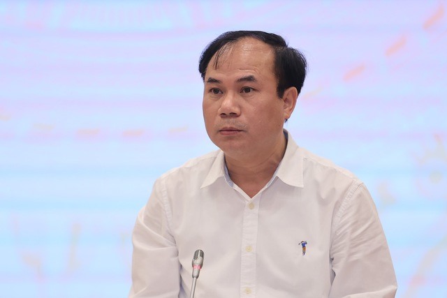 Thứ trưởng Bộ Xây dựng Nguyễn Văn Sinh trả lời báo chí tại họp báo Chính phủ thường kỳ tháng 5. Ảnh: T.Vương
