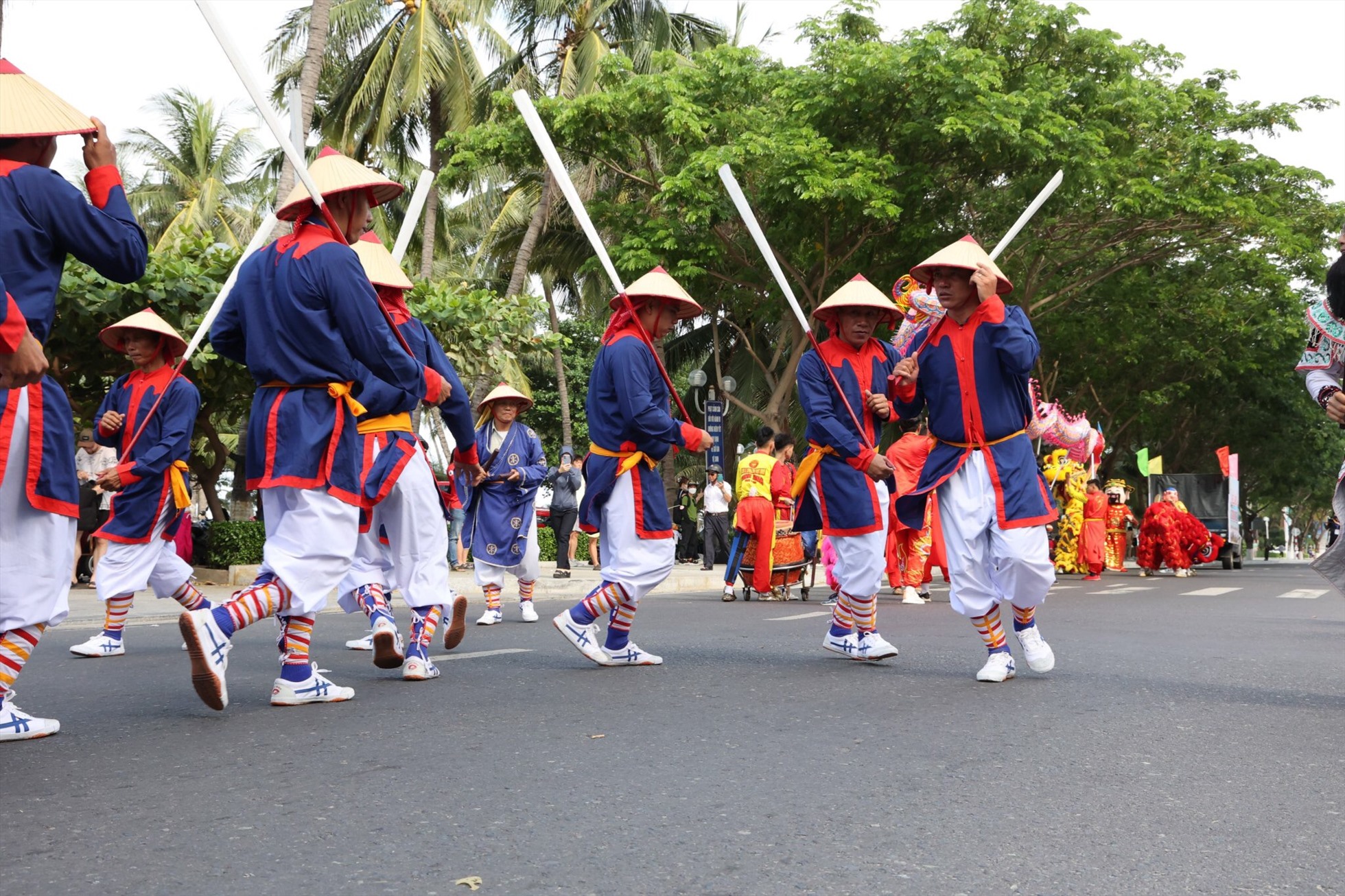 Biểu diễn múa hò bá trạo, một trong những nghi thức ở lễ hội cầu ngư. Ảnh: Phương Linh