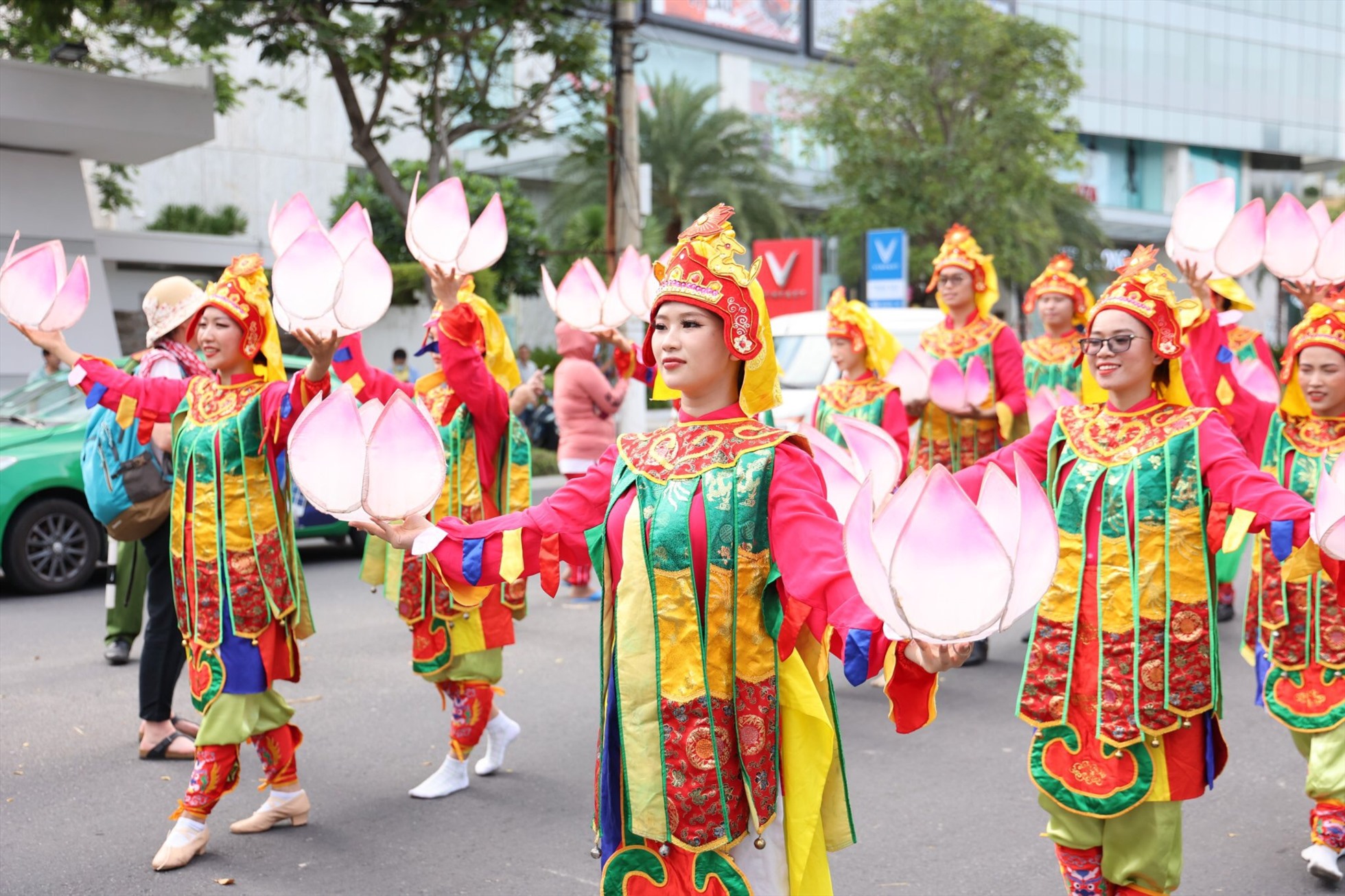 Đông đảo người dân làng biển Khánh Hoà tham gia lễ hội. Ảnh: Phương Linh