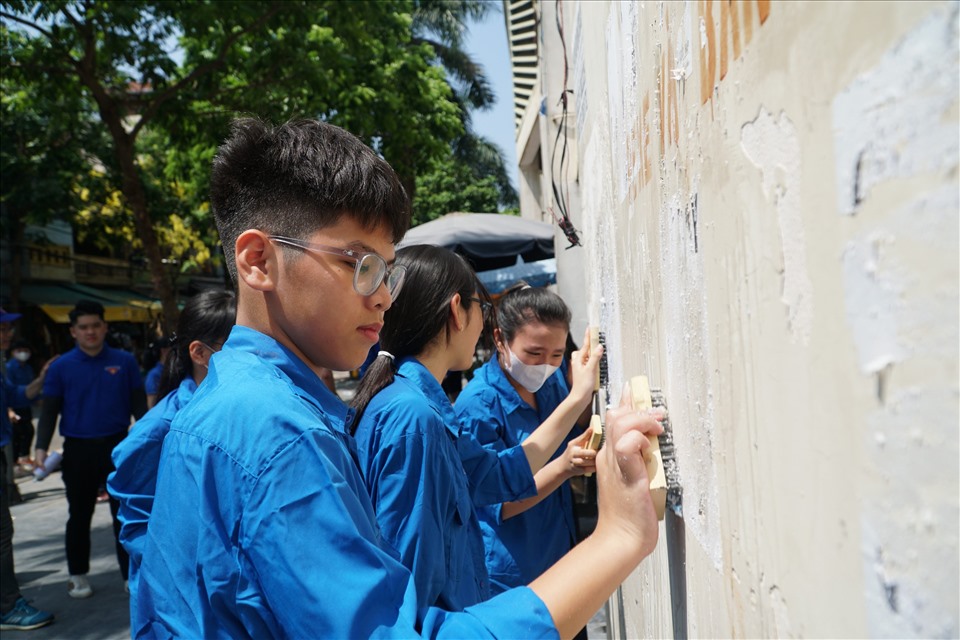 Em Trần Minh Quân (14 tuổi) tham gia chuỗi hoạt động bảo vệ môi trường. Ảnh: Minh Huyền