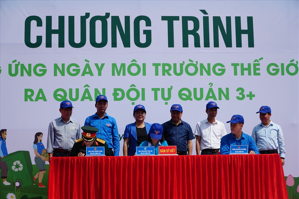 Lễ ký hết ‘Ra quân đội tự quản 3+ đánh dấu sự hợp tác của Đoàn TNCS Hồ Chí Minh, Hội Liên hiệp Phụ nữ và Hội Cựu chiến binh thị xã Sơn Tây. Ảnh: Minh Huyền