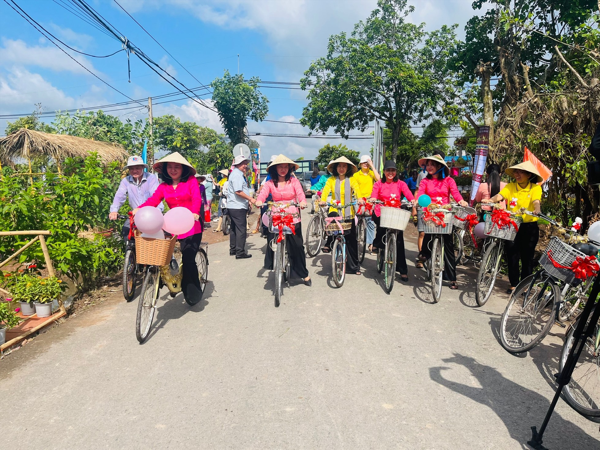 Du khách hào hứng trải nghiệm hoạt động trong khuôn khổ chương trình. Ảnh: Ban tổ chức