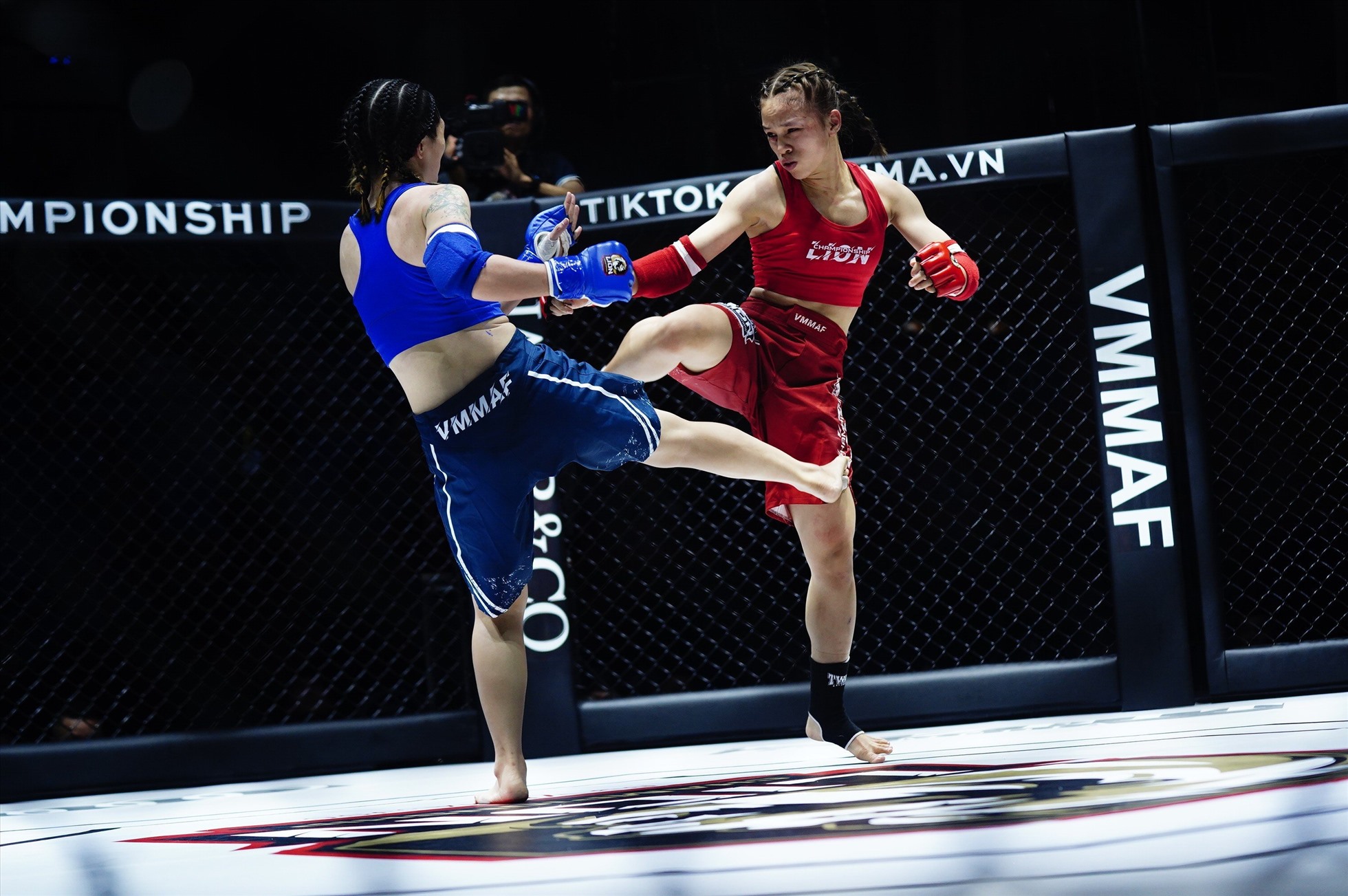 Ở hạng cân 52kg nữ, võ sĩ Nguyễn Thị Hiền Lương  (đỏ) thắng Đỗ Thị Ngọc Hân (xanh) bằng tính điểm.