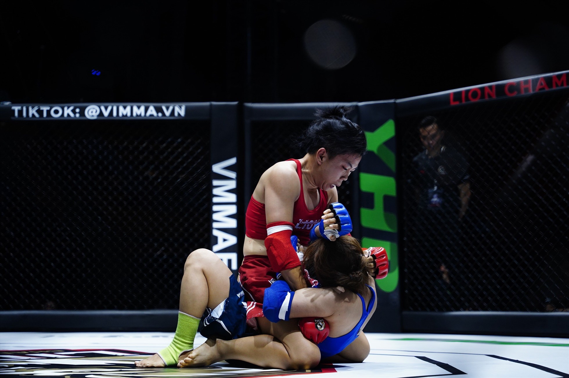 Ở hạng 60kg nữ, Trần Thanh Phương Ngân (đỏ) thắng Bùi Thị Ngọc Ánh (xanh) bằng tính điểm.