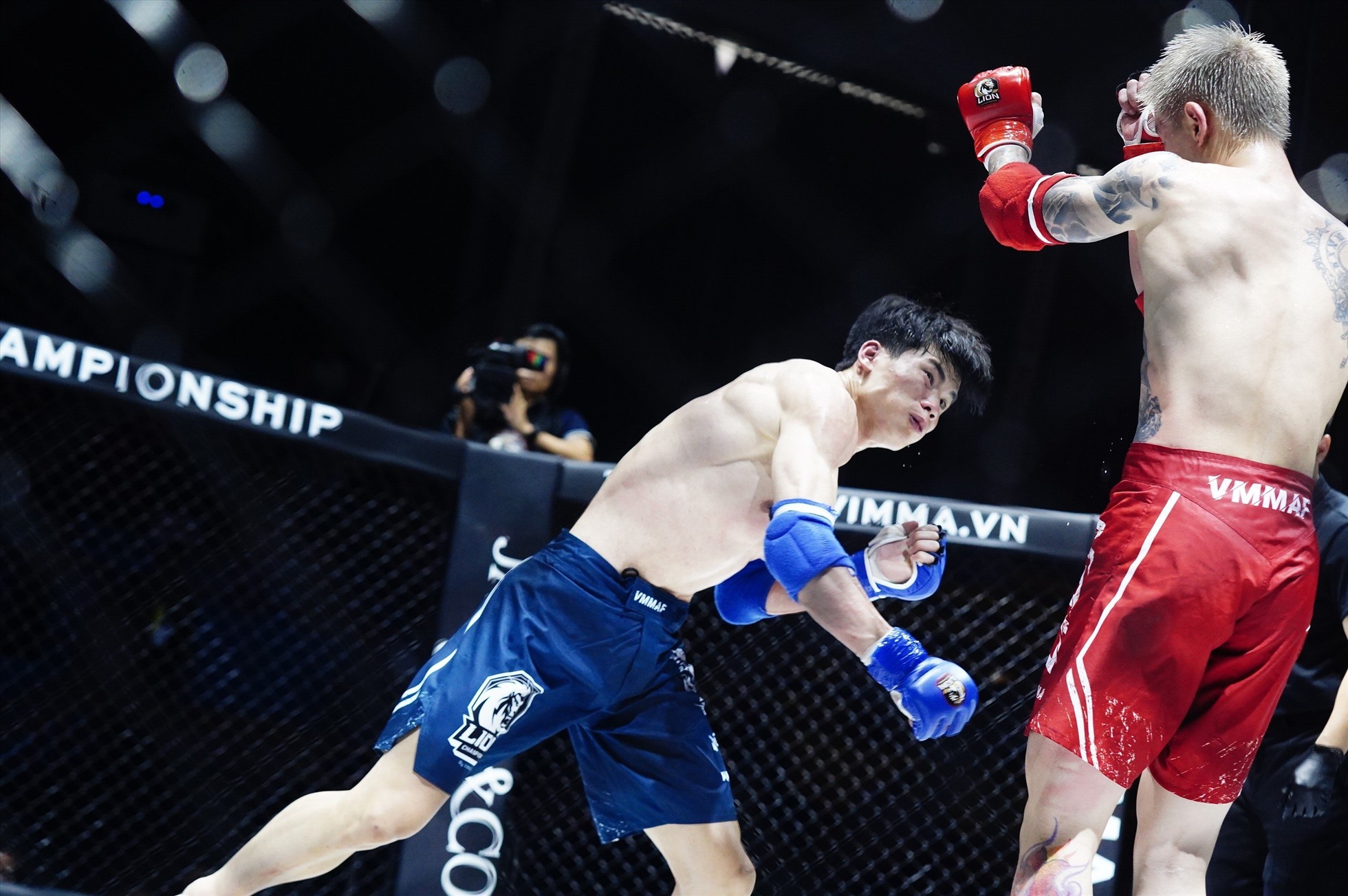 Hạng cân 65kg nam, võ sĩ Quàng Văn Minh (xanh) thắng Trần Việt Hoàng (đỏ) bằng tính điểm lần lượt ở các hiệp là 29-28, 29-28, 29-28.