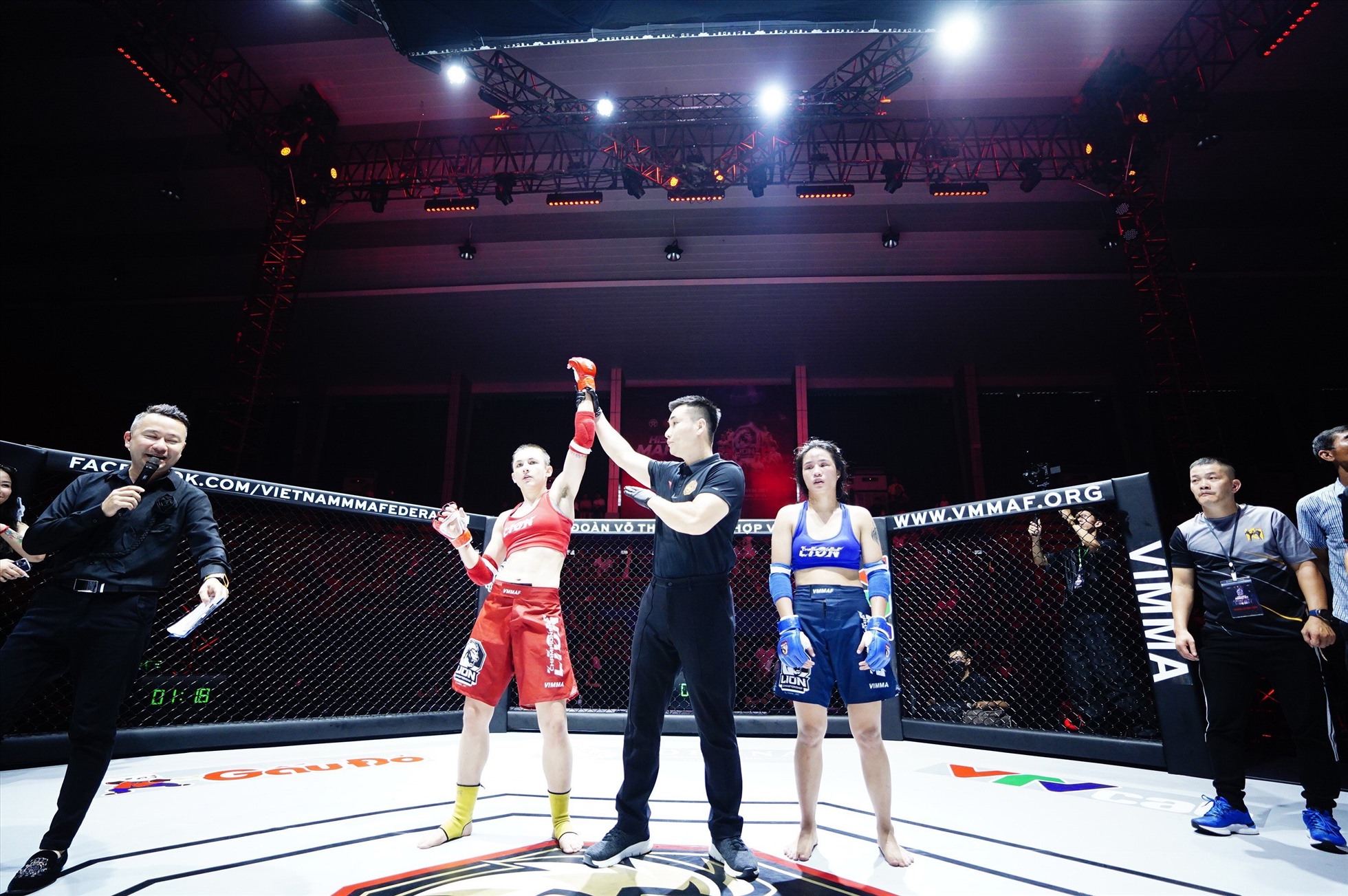 Ở hạng 56kg nữ, võ sĩ nước ngoài Bianka Balaijti (đỏ) thắng submission Lê Nguyễn Khánh Linh (xanh) bằng kĩ thuật rear naked choke (siết cổ sau) ở 1 phút 42 giây hiệp 3.