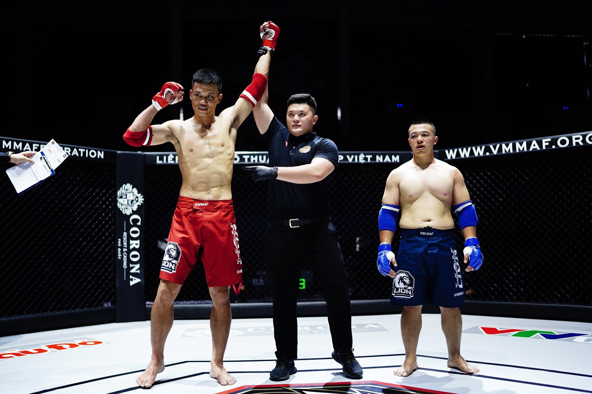 Ở hạng 84kg nam, Phạm Công Minh (đỏ) thắng Cao Việt Anh (xanh) bằng knock-out kĩ thuật. Sau 2 phút 57 giây hiệp 1, bác sĩ thông báo võ sĩ Cao Việt Anh không còn khả năng thi đấu.