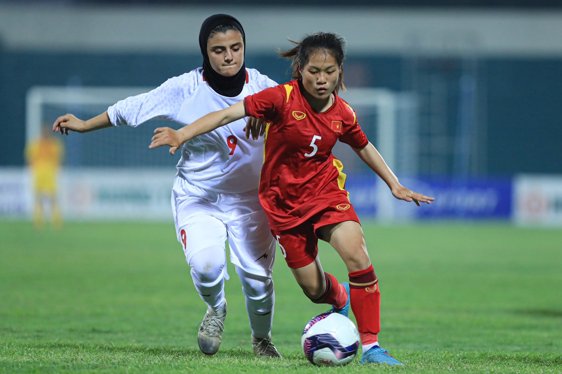 U20 nữ Việt Nam giành quyền kiểm soát bóng nhiều hơn so với đối thủ ở hiệp 2. Ảnh: Minh Dân