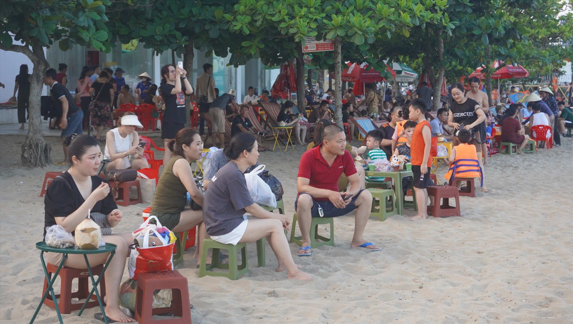 Tại các hàng quán, Hubway trên bãi biển Sầm Sơn không còn chỗ trống. Ảnh: Quách Du