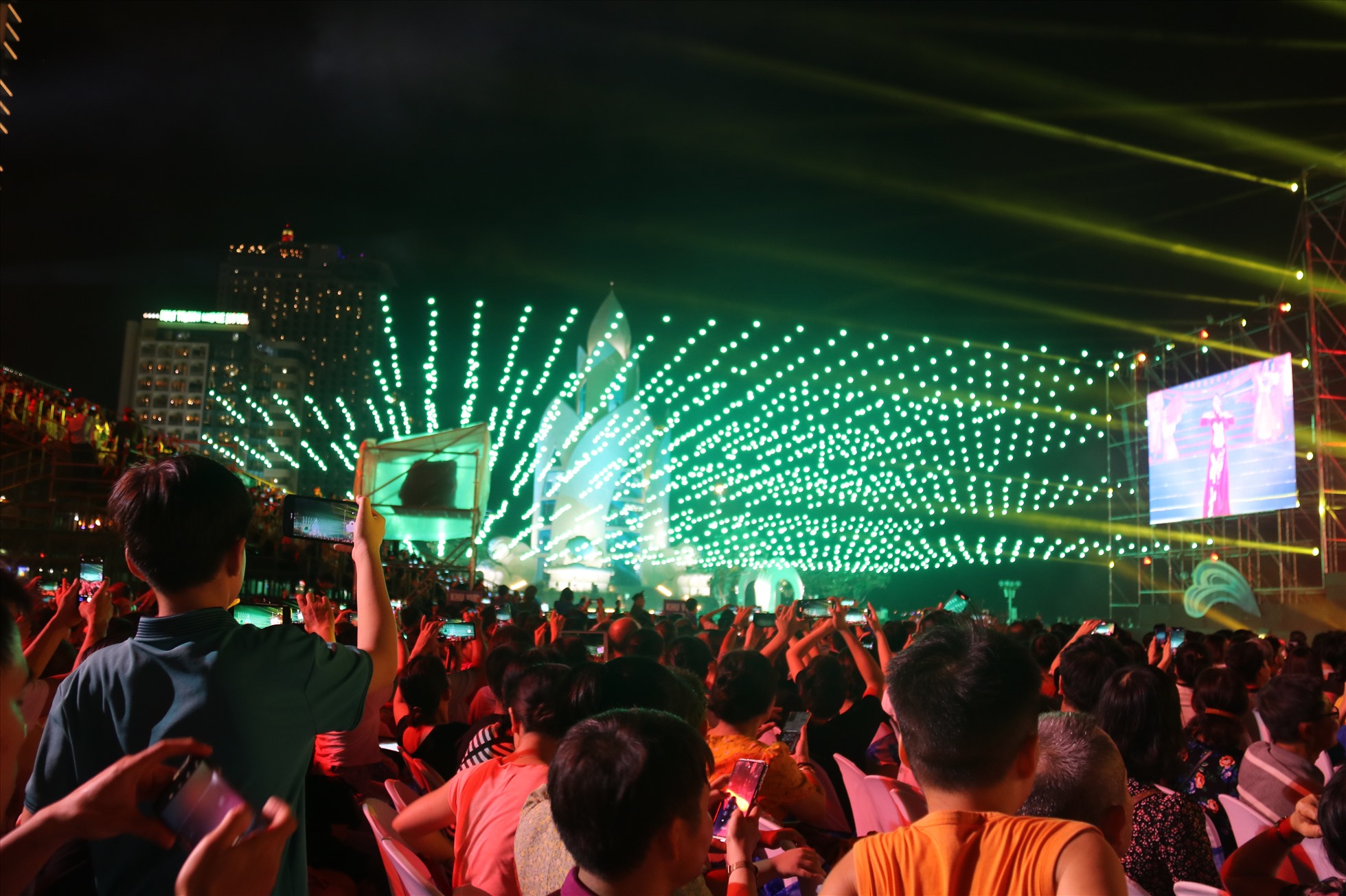1.653 phương tiện bay không người lái lần đầu tiên xuất hiện tại đêm khai mạc Festival biển Nha Trang- Khánh Hòa lần thứ 10. Ảnh: Phương Linh