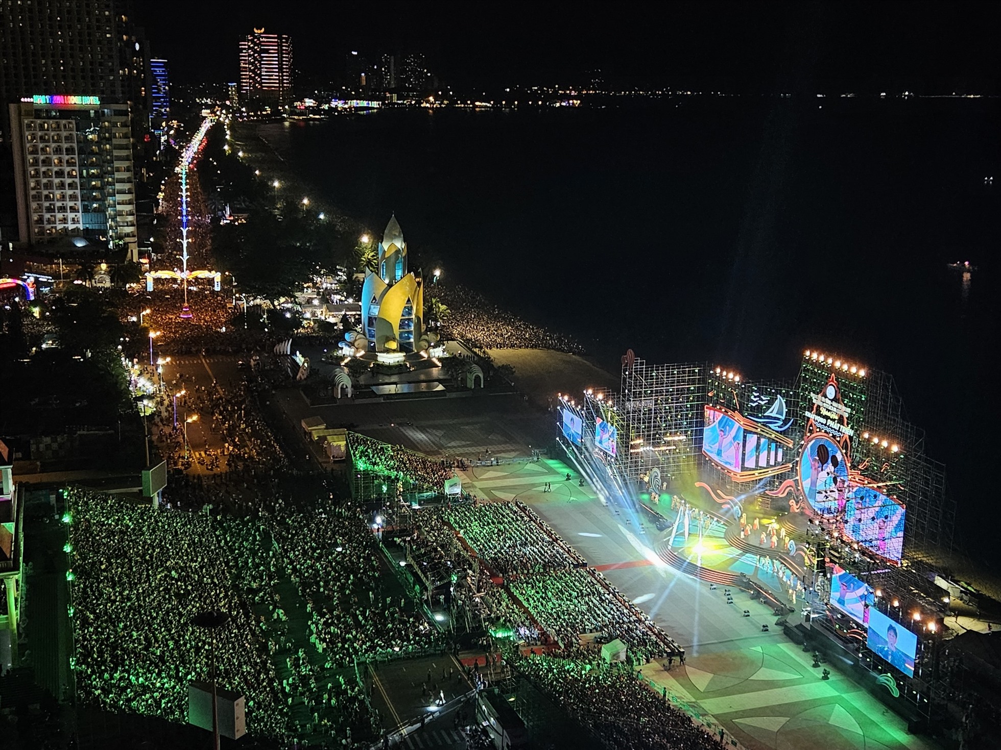 Cùng với 10.000 người trên khán đài, hàng nghìn người dân, du khách đứng ở bờ biển và các khách sạn cao tầng để chờ đợi đêm khai mạc và màn biểu diễn lần đầu tiên của 1.653 drone. Ảnh: Công Định