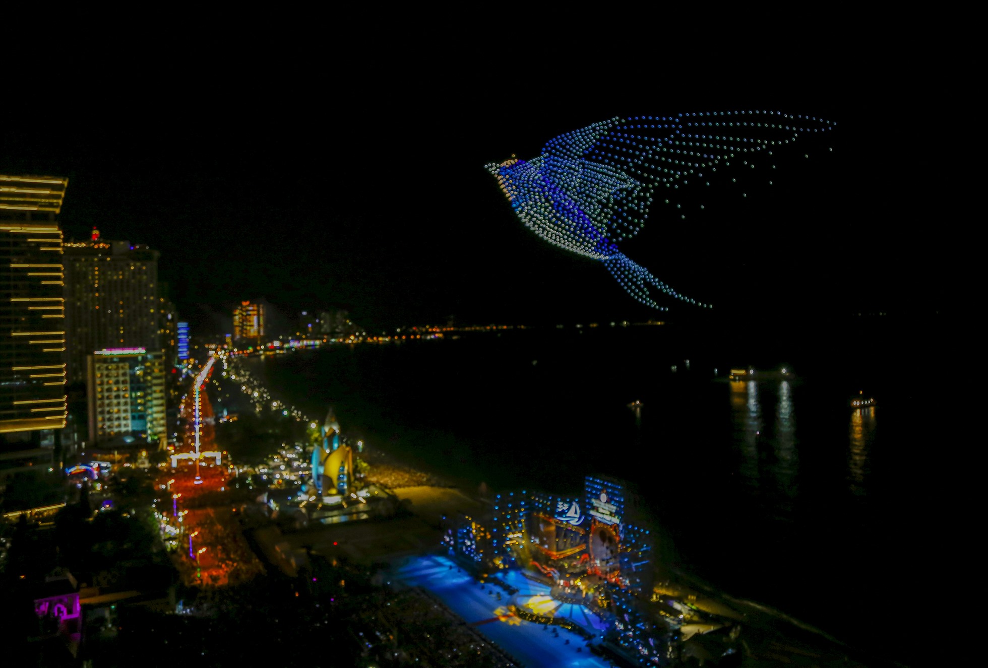 Mở đầu lễ hội Ánh sáng công nghệ là hình ảnh con chim yến - biểu tượng của Khánh Hòa tung bay trên bầu trời. Ảnh: Công Định