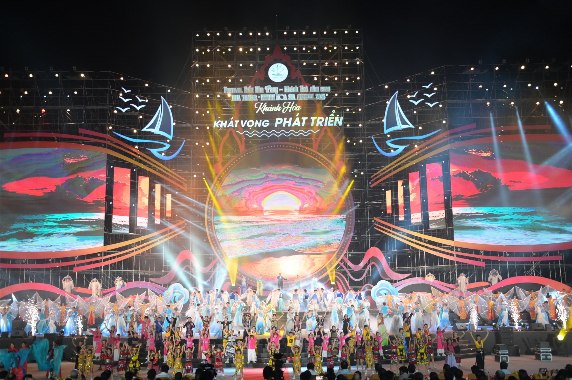 Cùng với màn trình diễn nghệ thuật ánh sáng drone light, 700 nghệ sĩ, diễn viên đã mang đến đêm hội đầy sắc màu. Ảnh: Phương Linh