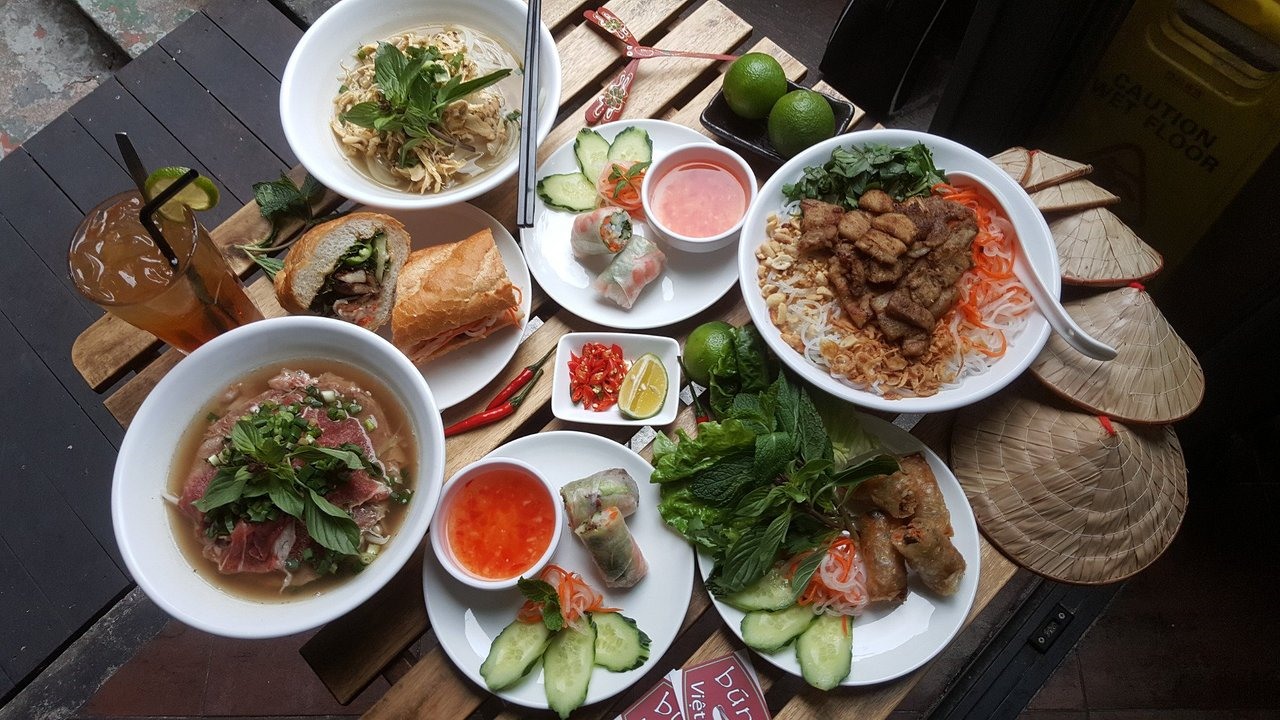 Ẩm thực Việt Nam có nhiều món ăn hấp dẫn thực khách quốc tế như bánh mì, bún chả, nem rán, gỏi cuốn... Ảnh: Tripadvisor
