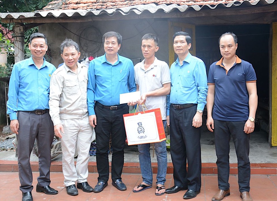 Lãnh đạo Công đoàn Giao thông Vận tải Việt Nam trao quà cho đoàn viên có hoàn cảnh khó khăn. Ảnh: Công đoàn GTVTVN