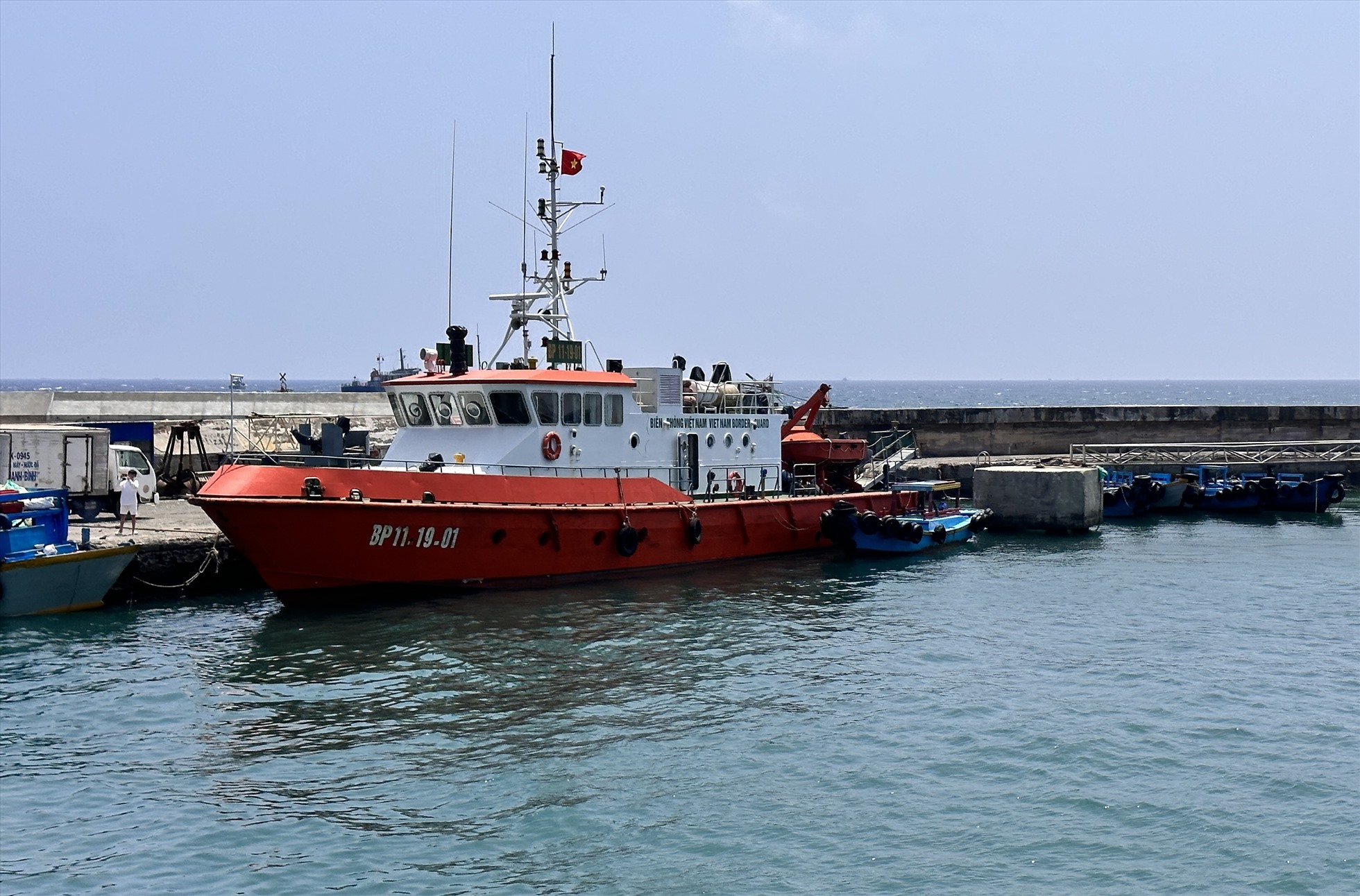 Tàu BP 11-19-01 neo đậu ở cảng Phú Quý xuất phát ra hiện trường tìm kiếm. Ảnh: Duy Tuấn