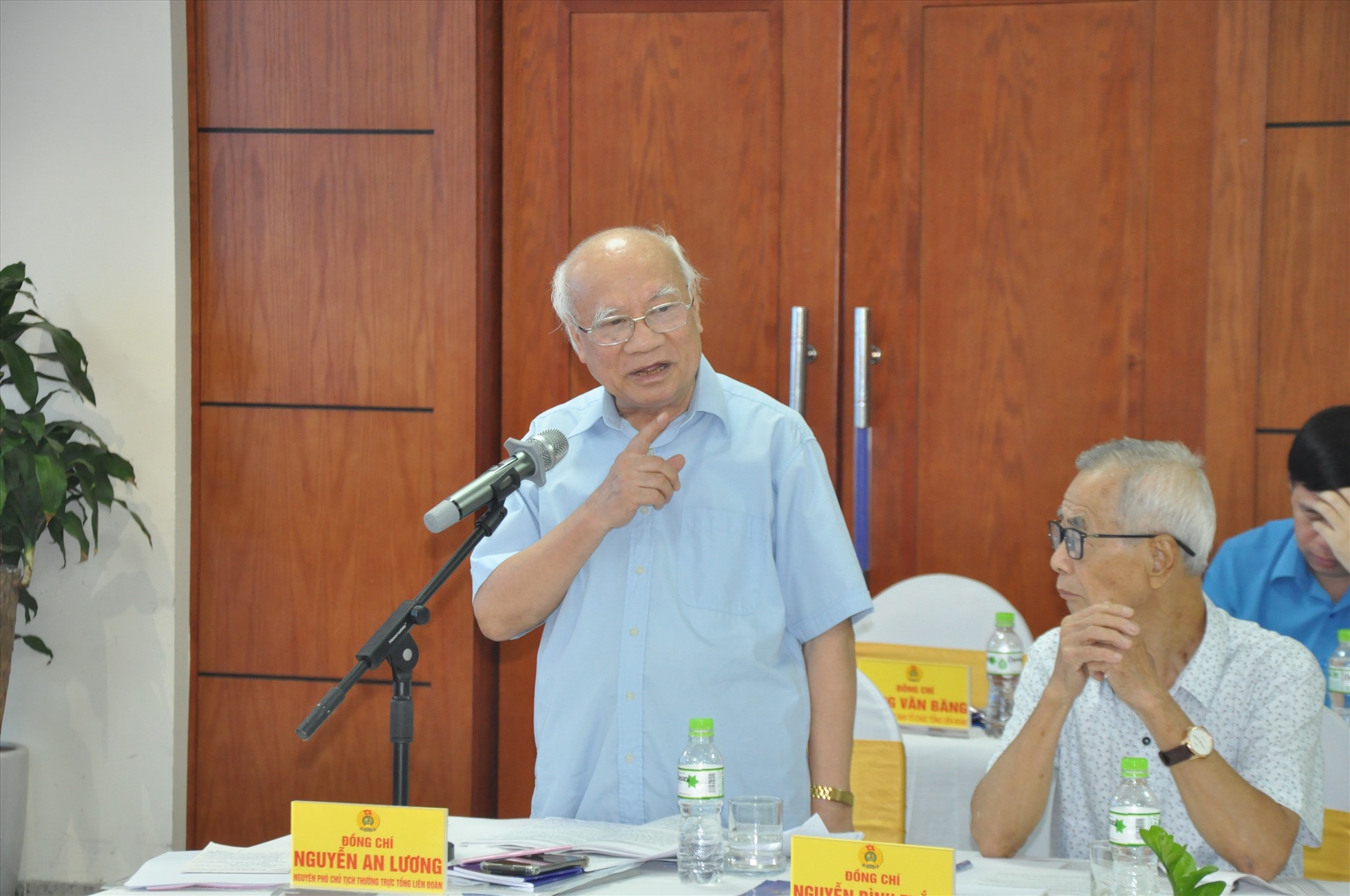 Ông Nguyễn An Lương - Phó Chủ tịch Tổng Liên đoàn Lao động Việt Nam - góp ý tại hội thảo. Ảnh: Quế Chi