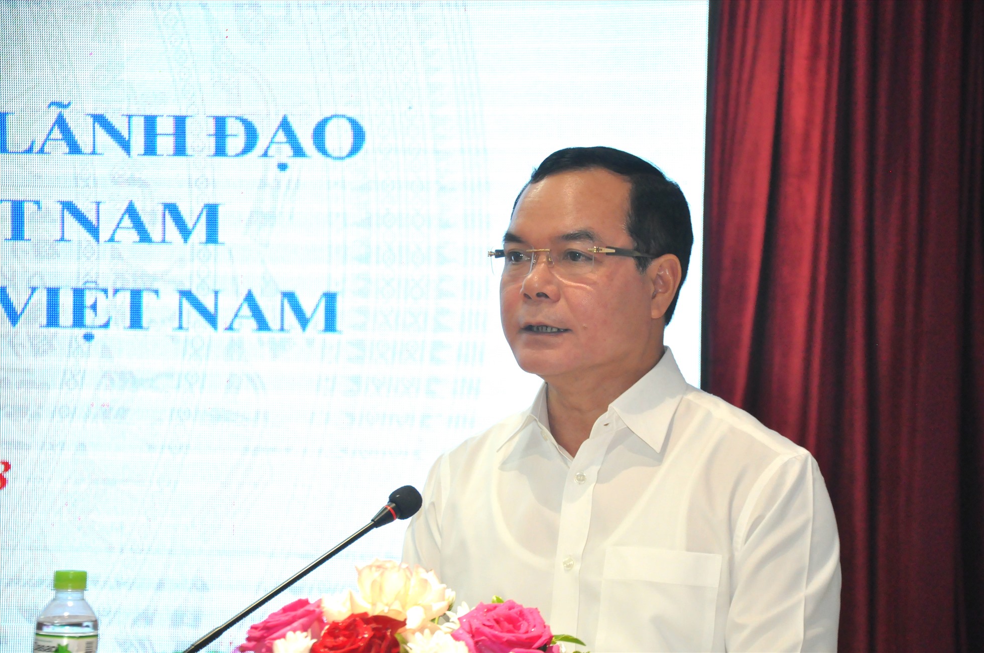 Ông Nguyễn Đình Khang - Chủ tịch Tổng Liên đoàn Lao động Việt Nam - phát biểu tại hội thảo. Ảnh: Quế Chi
