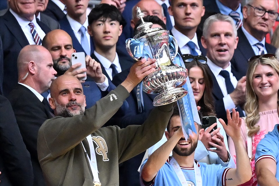 Pep Guardiola đã khóc rất nhiều khi Man City vô địch FA Cup mùa này. Ảnh: AFP