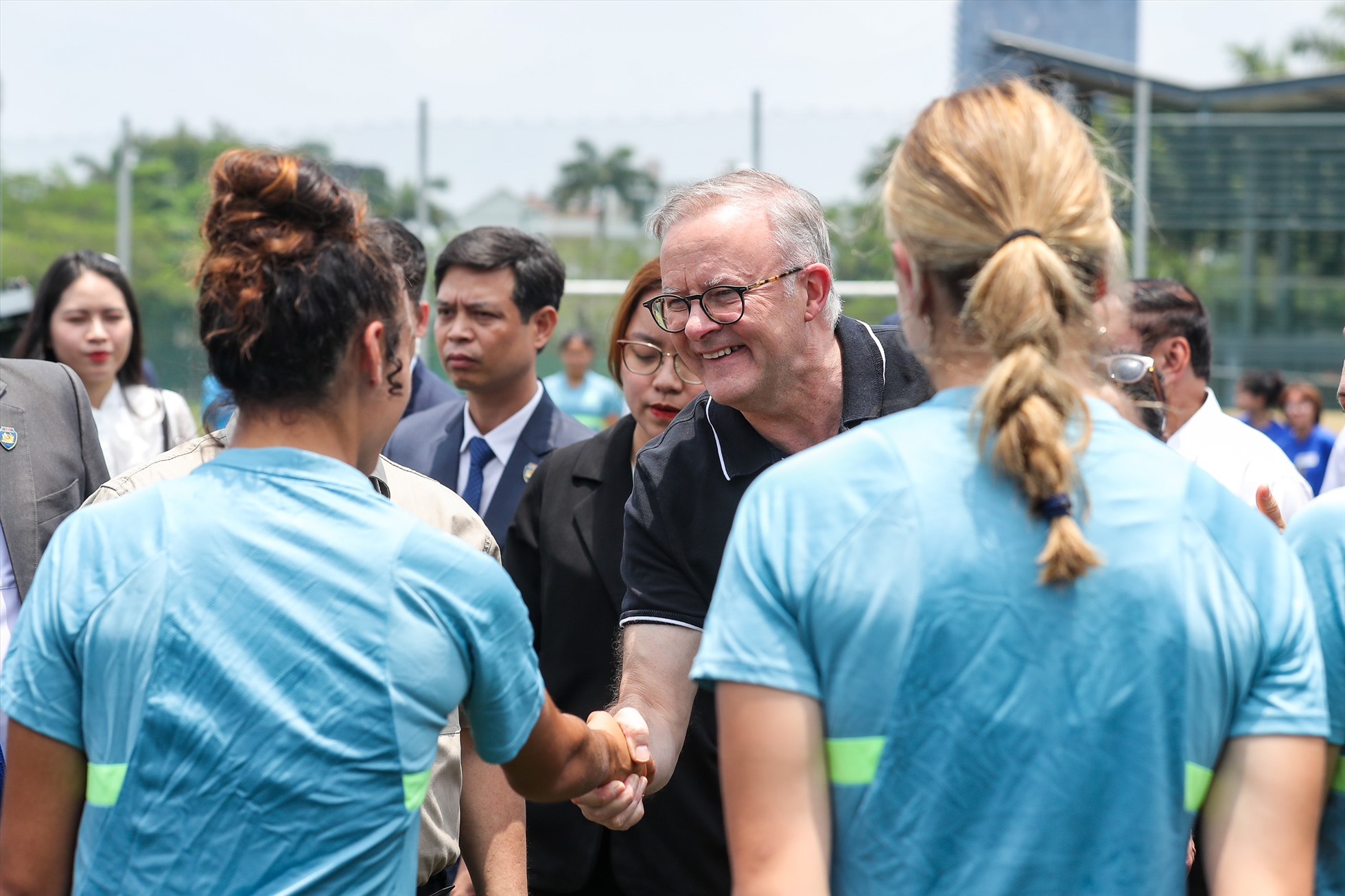 Thủ tướng Anthony Albanese giao lưu với đội bóng đá nữ Việt Nam - Australia. Ảnh: Hải Nguyễn