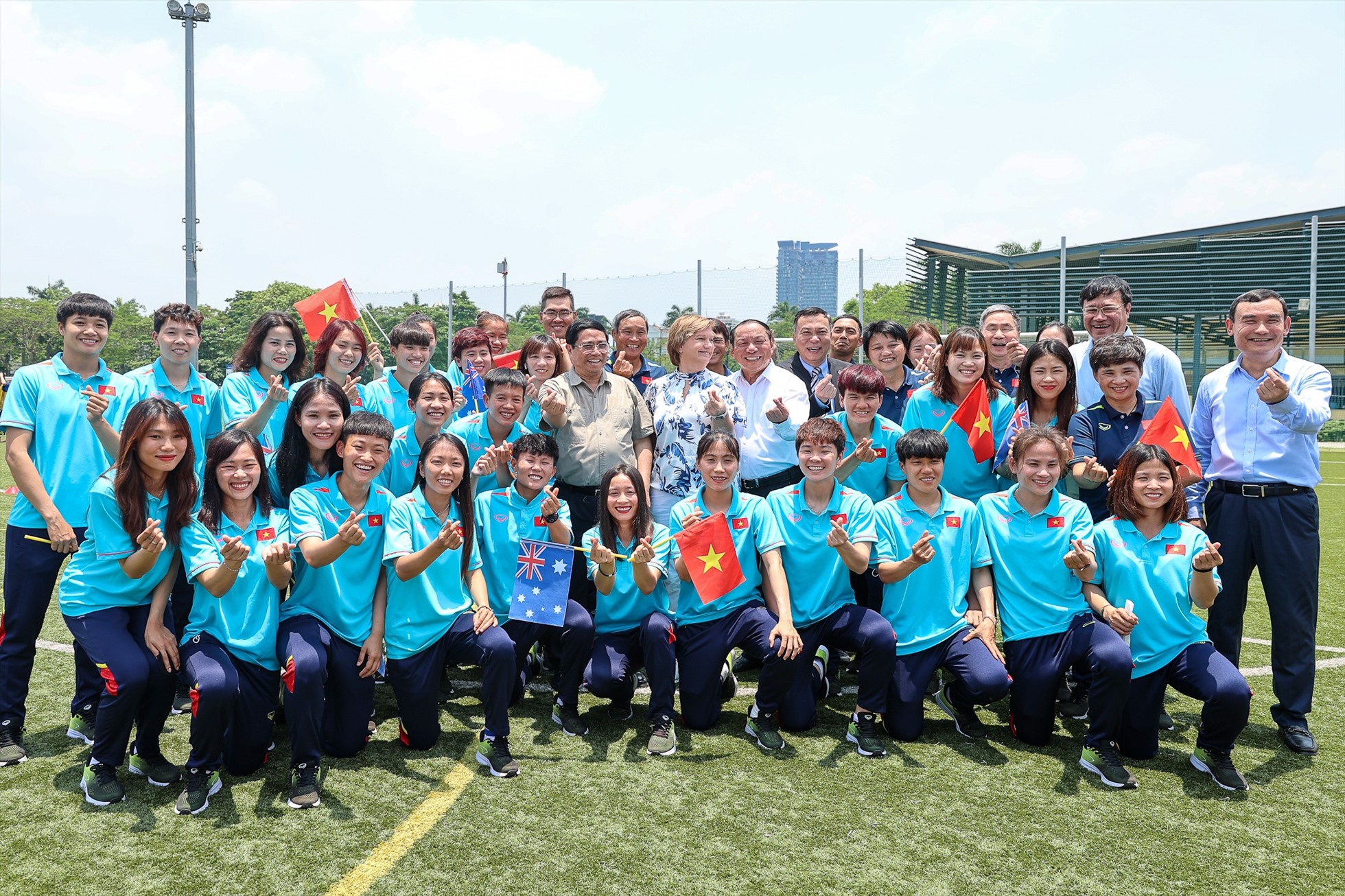 Các cầu thủ tham gia buổi tập huấn là các cô gái trẻ Việt Nam đến từ đội bóng đá nữ Đại học Hà Nội (HANU) và đội tuyển bóng đá nữ U-17 Hà Nội. Ảnh: Hải Nguyễn