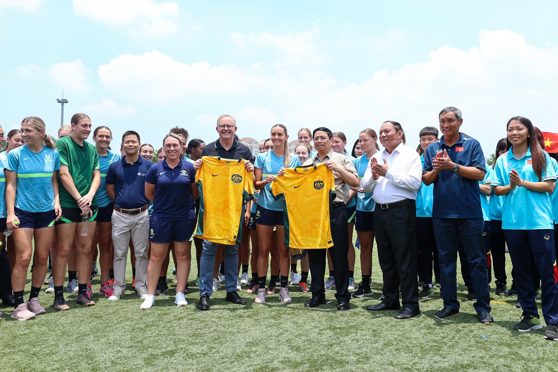 Trong khuôn khổ các hoạt động cộng đồng, đội tuyển bóng đá nữ U20 của Australia đã tham gia buổi tập huấn với các nữ cầu thủ Việt Nam trong chuyến thăm Việt Nam để tham gia vòng loại Cúp bóng đá nữ châu Á 2024. Ảnh: Hải Nguyễn