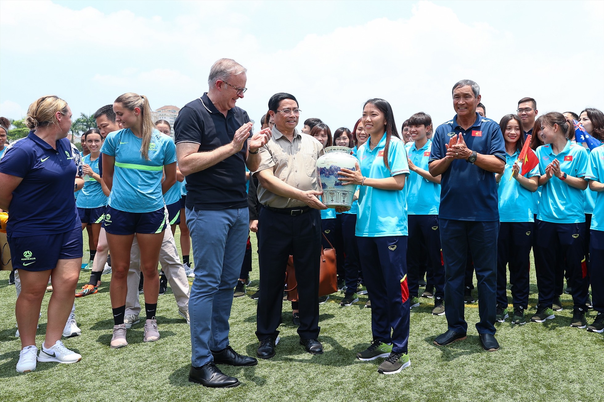 Gặp gỡ các cầu thủ, hai Thủ tướng đã lắng nghe kinh nghiệm của họ trong vai trò cầu thủ bóng đá nữ và những thách thức mà họ đã và đang phải đối mặt để đạt được giấc mơ của mình trong môn thể thao này. Ảnh: Hải Nguyễn