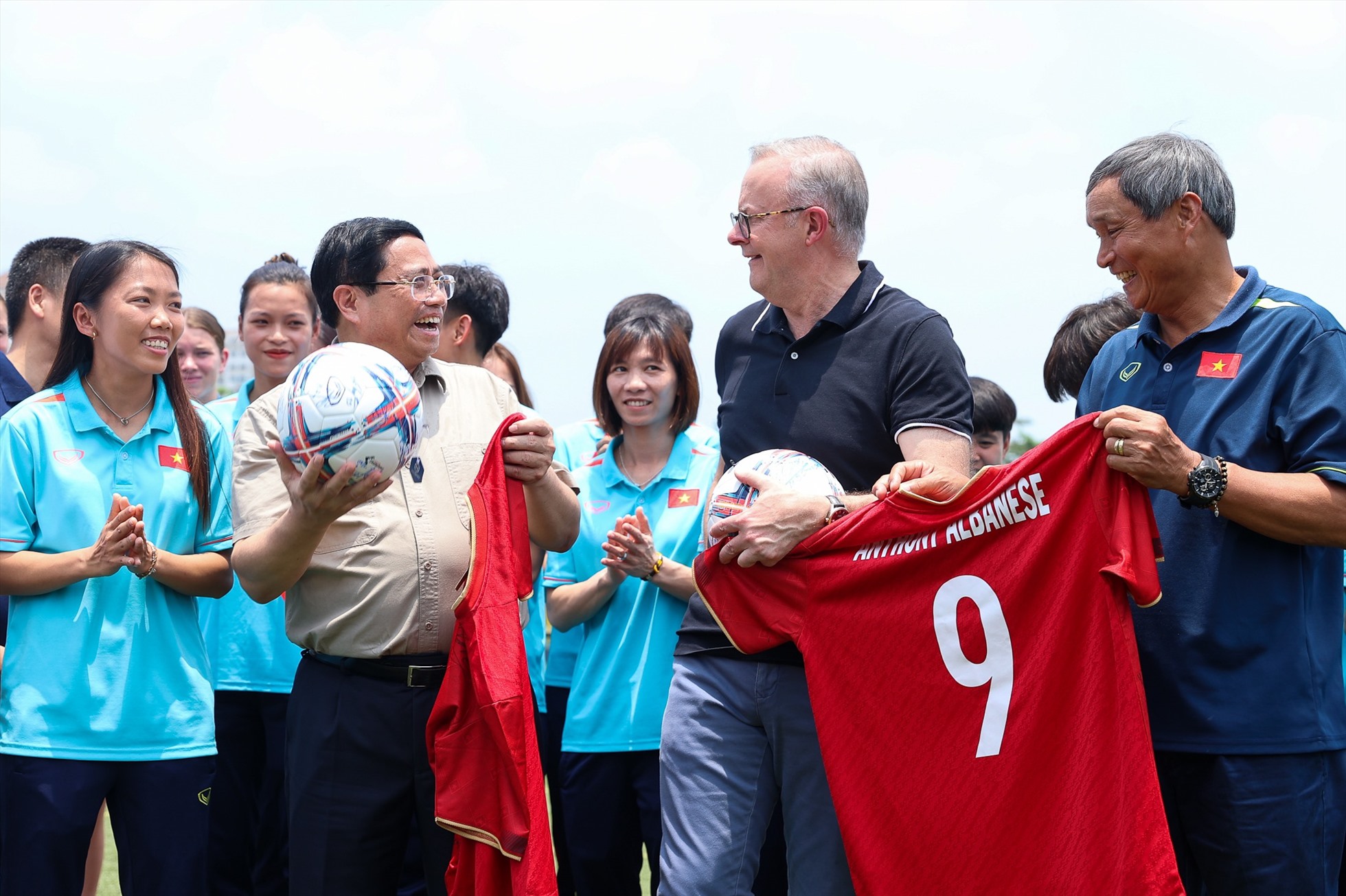Hai đội bóng đá nữ Việt Nam và Australia đã trao tặng áo thi đấu cho hai Thủ tướng. Ảnh: Hải Nguyễn