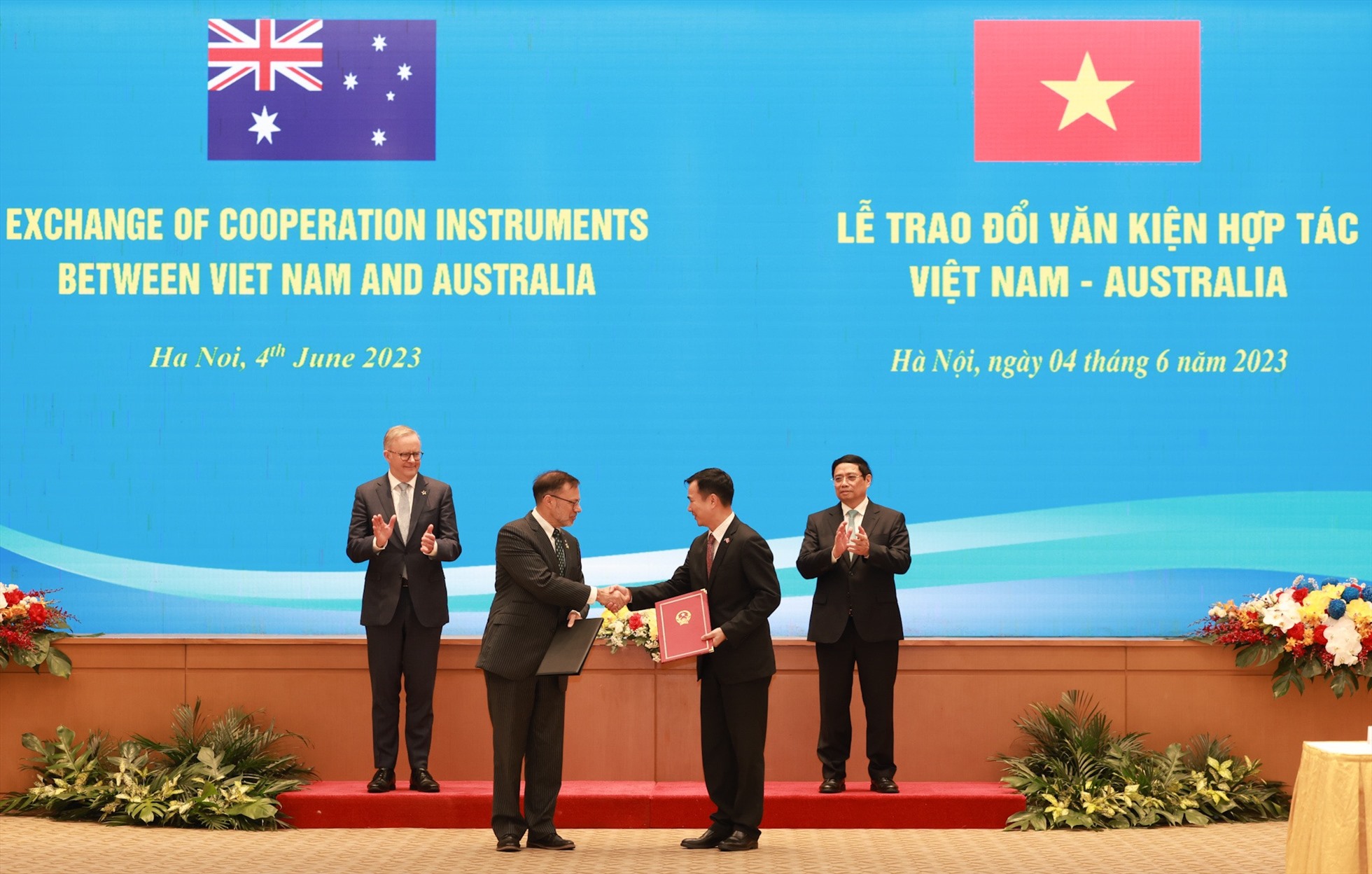 Hai Thủ tướng chứng kiến lễ trao đổi văn kiện hợp tác giữa hai nước. Ảnh: Hải Nguyễn