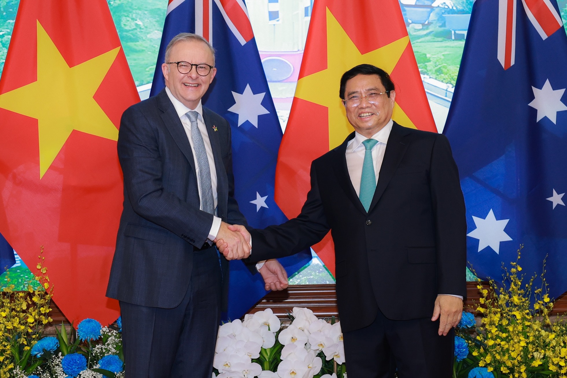 Thủ tướng Phạm Minh Chính chào mừng Thủ tướng Australia Anthony Albanese thăm chính thức Việt Nam. Ảnh: Hải Nguyễn