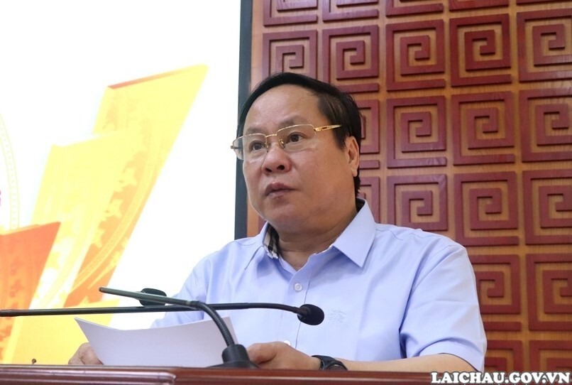 Giao quyền Chủ tịch UBND tỉnh Lai Châu nhiệm kỳ 2021-2026 cho ông Tống Thanh Hải. Ảnh: Cổng TTĐT Lai Châu