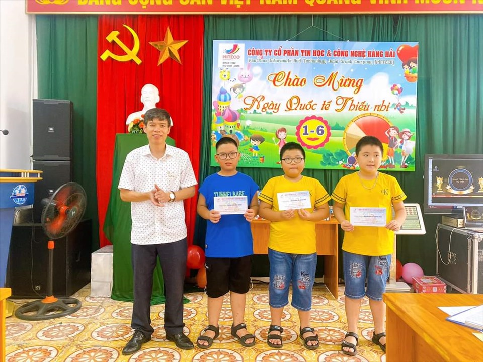 Công đoàn cơ sở thuộc Công đoàn Tổng Công ty Hàng hải Việt Nam tổ chức trao thưởng, động viên con công nhân lao động. Ảnh: Công đoàn Hàng hải VN