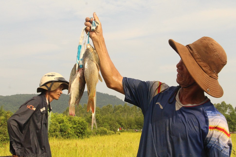 Người dân phấn khởi với thành quả là bắt được khá nhiều cá. Ảnh: Trần Tuấn.