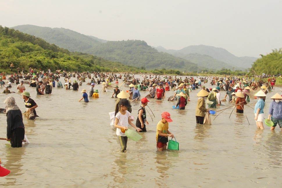 Trẻ em cũng tham gia bắt cá. Ảnh: Trần Tuấn.