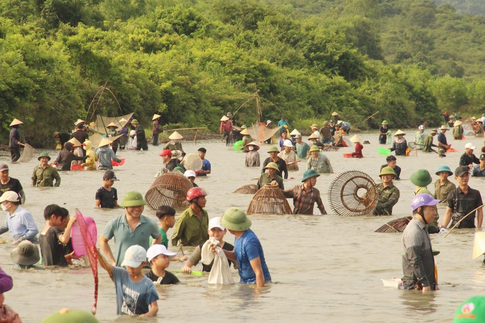 Hàng ngàn người dân tham gia lễ hội đánh cá Vực Rào. Ảnh: Trần Tuấn.