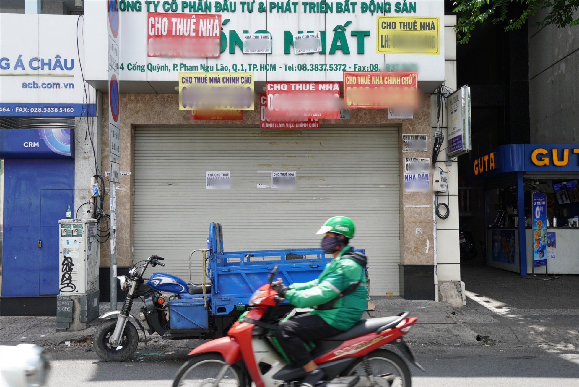 Điều đáng nói đây những cửa hàng có vị trí kinh doanh đắc địa bậc nhất ở Nha Trang. Thời điểm một vài năm trước, khi khách quốc tế đến Nha Trang đông đúc thì các cửa hàng này ăn nên làm ra, kiếm bộn tiền mỗi ngày. Thời điểm đó các mặt bằng kinh doanh ở tuyến phố này luôn được lấp đầy, để tìm kiếm một vị trí kinh doanh lúc đó là khá khó khăn, với giá cực kỳ đắt đỏ.
