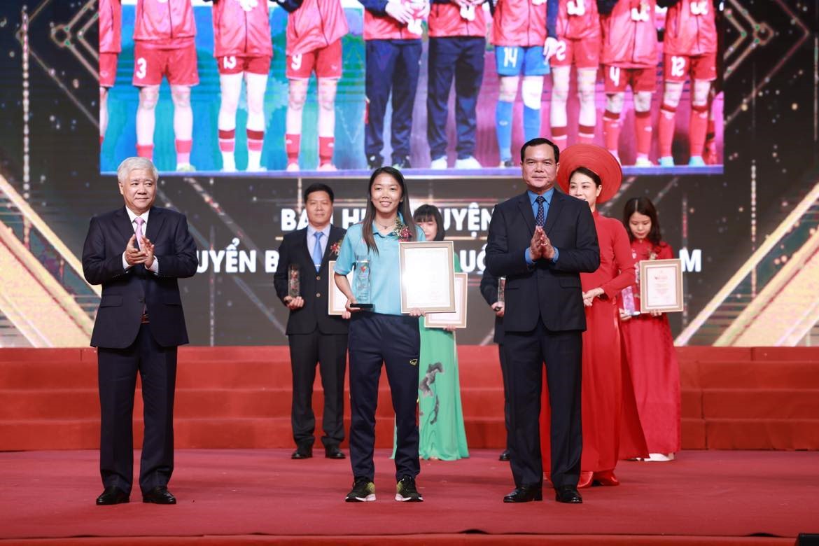 Cầu thủ Huỳnh Như đại diện Ban Huấn luyện, đội tuyển Bóng đá nữ Việt Nam được nhận vinh danh tại chương trình Vinh quang Việt Nam lần thứ 18 năm 2023. Ảnh: Hải Nguyễn.