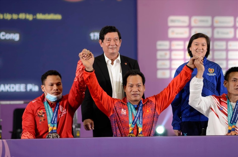 Đô cử Lê Văn Công (giữa) tham dự kì Para Games thứ 6 liên tiếp. Ảnh: Thuỳ Dương