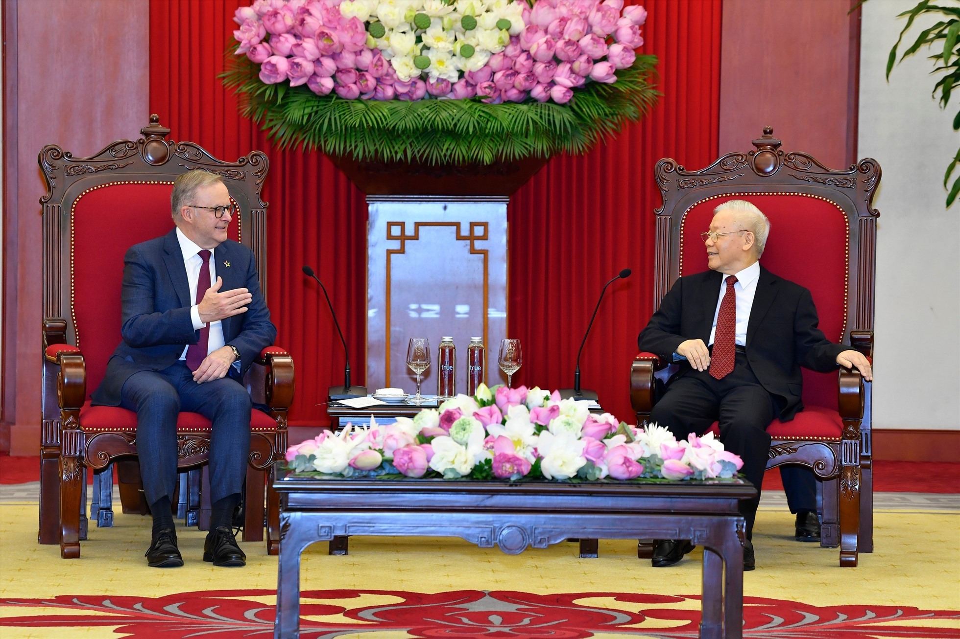 Tổng Bí thư Nguyễn Phú Trọng hoan nghênh ngài Anthony Albanese lần đầu tiên thăm chính thức Việt Nam trên cương vị Thủ tướng Australia. Ảnh: Hải Nguyễn