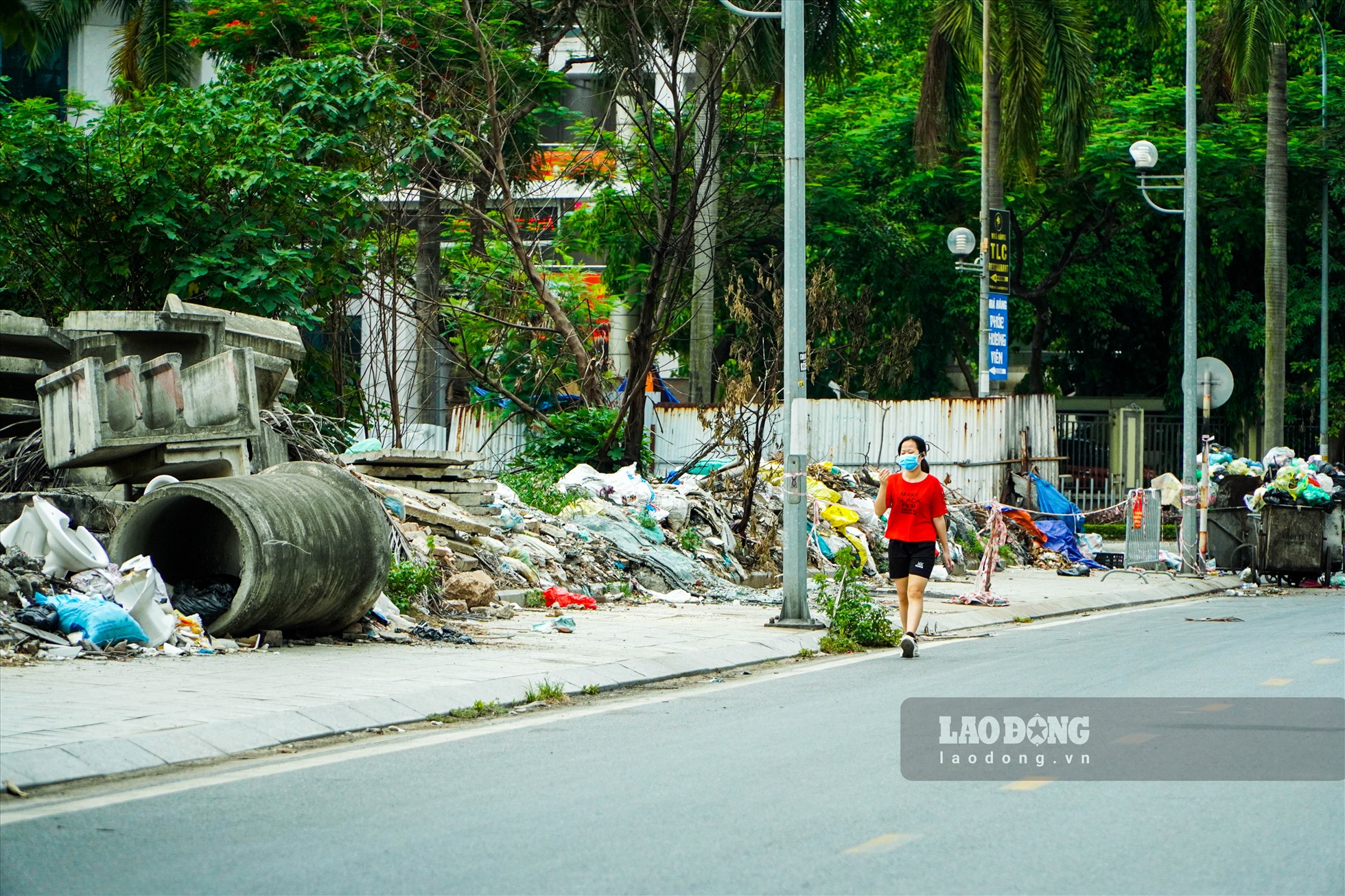 Việc chiếm dụng vỉa hè để đỗ xe và đổ rác thải khiến nhiều người đi bộ phải di chuyển dưới lòng đường, tiềm ẩn nhiều nguy cơ gây mất an toàn giao thông.