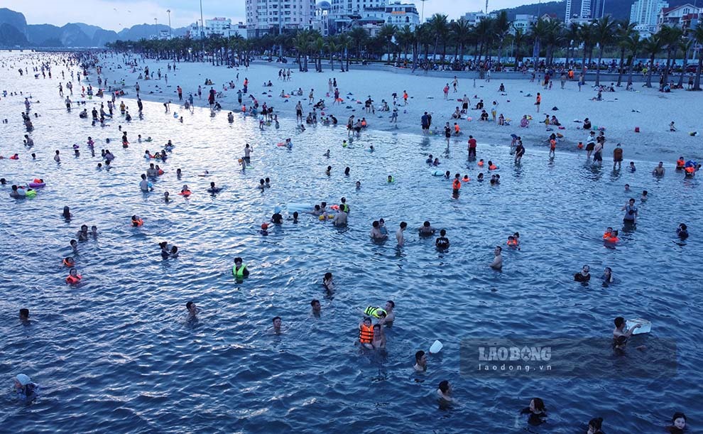 Theo lý giải của ngành điện, nếu thời tiết tiếp tục nắng nóng,tình hình cắt điện luân phiên sẽ thường xuyên xảy ra.  UBND tỉnh Quảng Ninh cũng vừa ra chỉ thị chỉ đạo các ngành, các địa phương tiết kiệm điện.   Song về phía người dân, sự thiếu hụt bất ngờ của điện khiến không ít người lo lắng,bất an, nhất là với những gia đình có con nhỏ,người già.