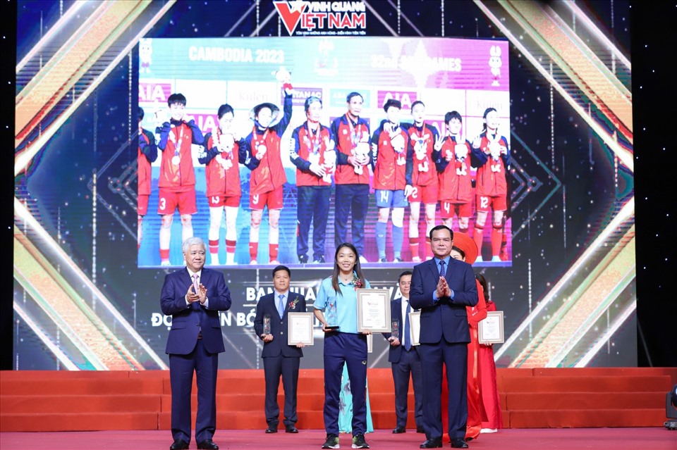 Đội trưởng Huỳnh Như đại diện đội tuyển nữ Việt Nam nhận giải thưởng Vinh quang Việt Nam. Ảnh: Tô Thế