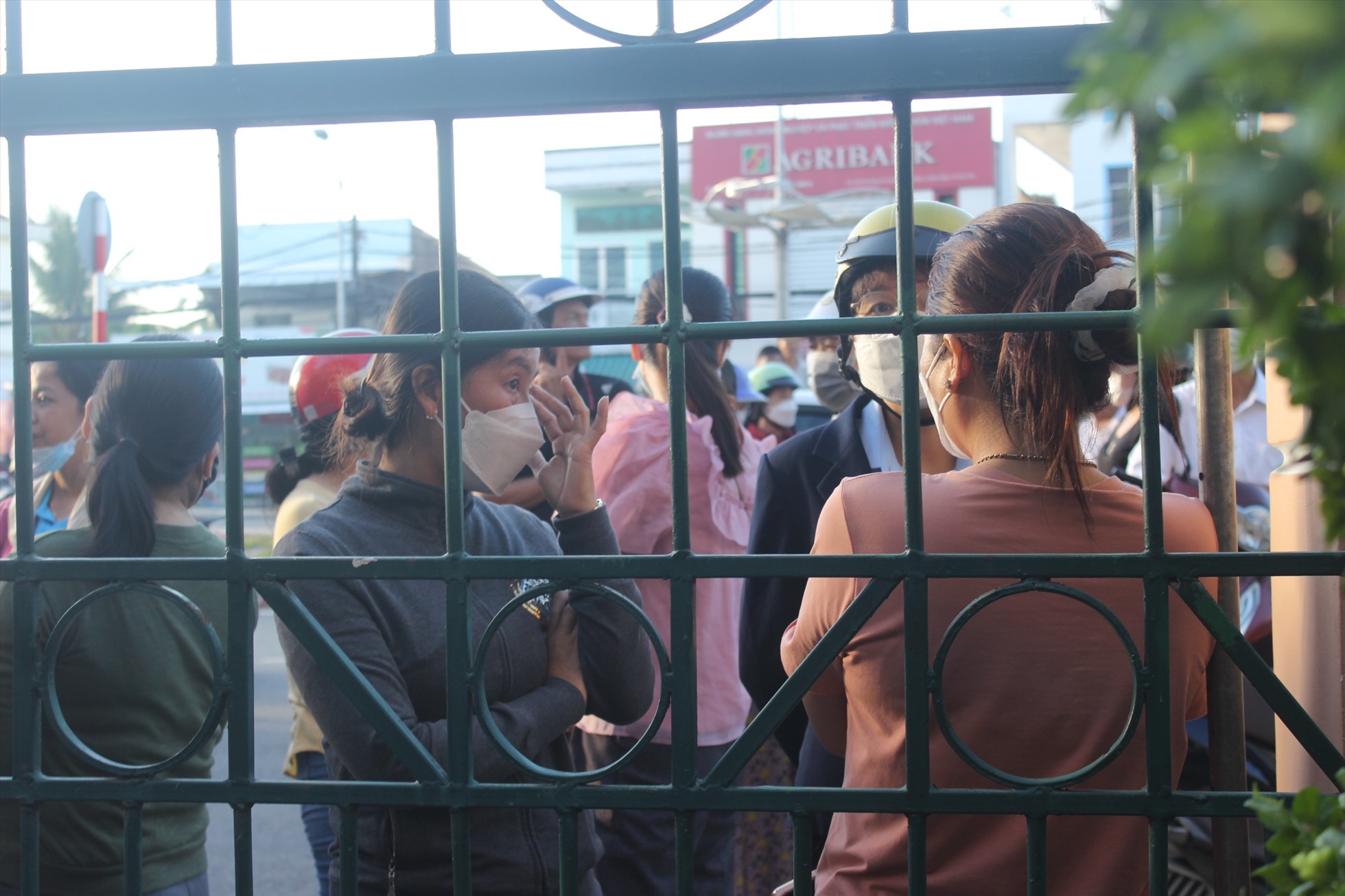 Nhiều phụ huynh tại điểm thi Trường THPT Nguyệt Việt Hồng hồi hộp chờ đợi con ngoài cổng. Ảnh: Hàn Lâm