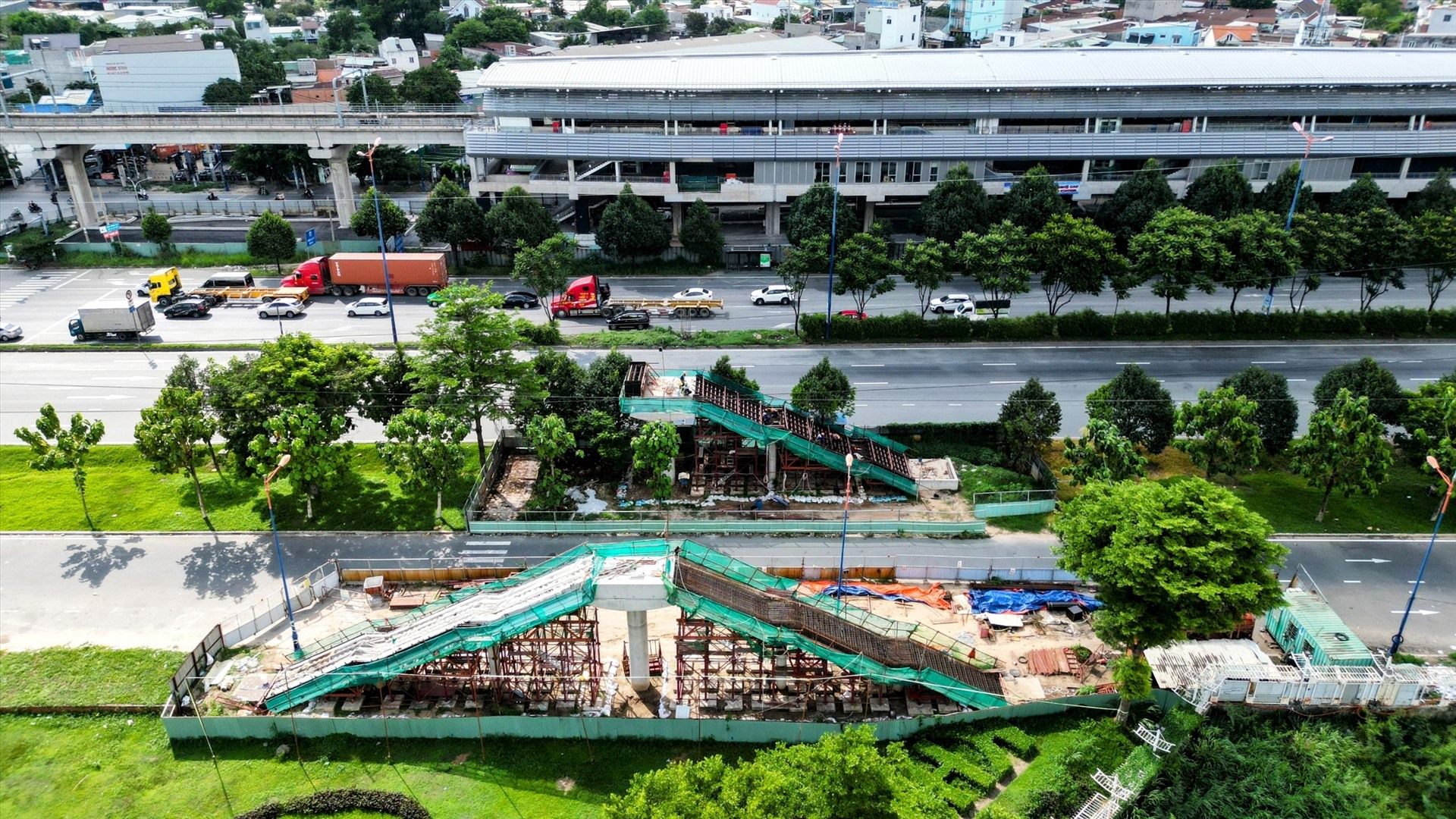 Trong đó, một phần cầu sẽ băng qua đường song hành bên trái xa lộ Hà Nội (hướng từ cầu Sài Gòn đi Suối Tiên), nối vào khu dân cư và trước trung tâm thương mại. Ở phía còn lại, cầu vượt qua tuyến xa lộ Hà Nội và đường song hành phải. 